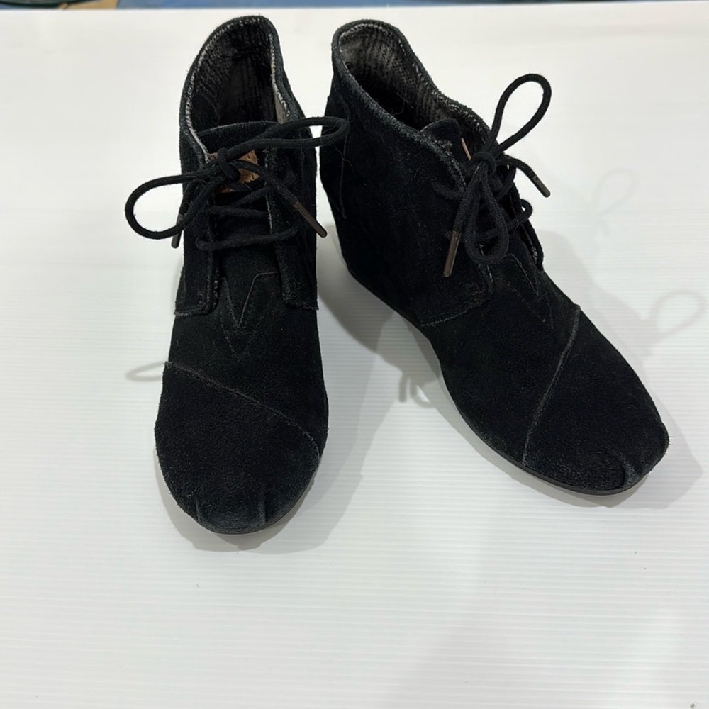 Tom’s ankle booties size 8.5